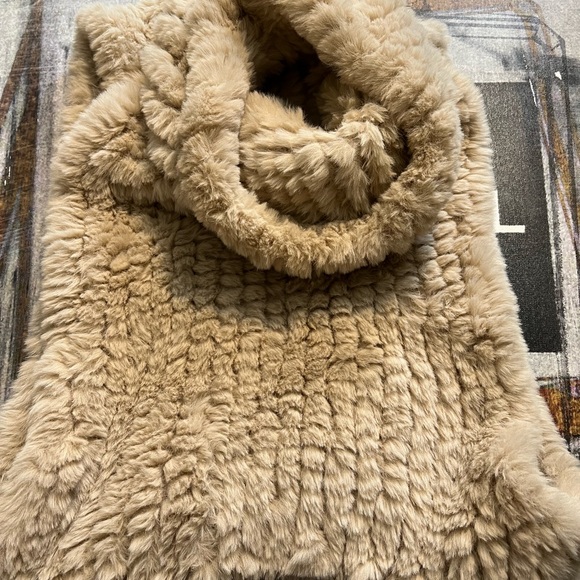 - Nieman Marcus sleeveless Fur pullover - Picture 4 of 4